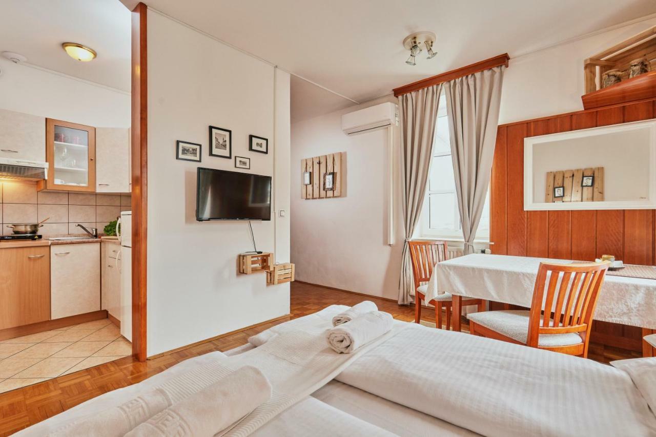 דולנז'סקה טופליסה Rooms & Restaurant Ostarija מראה חיצוני תמונה