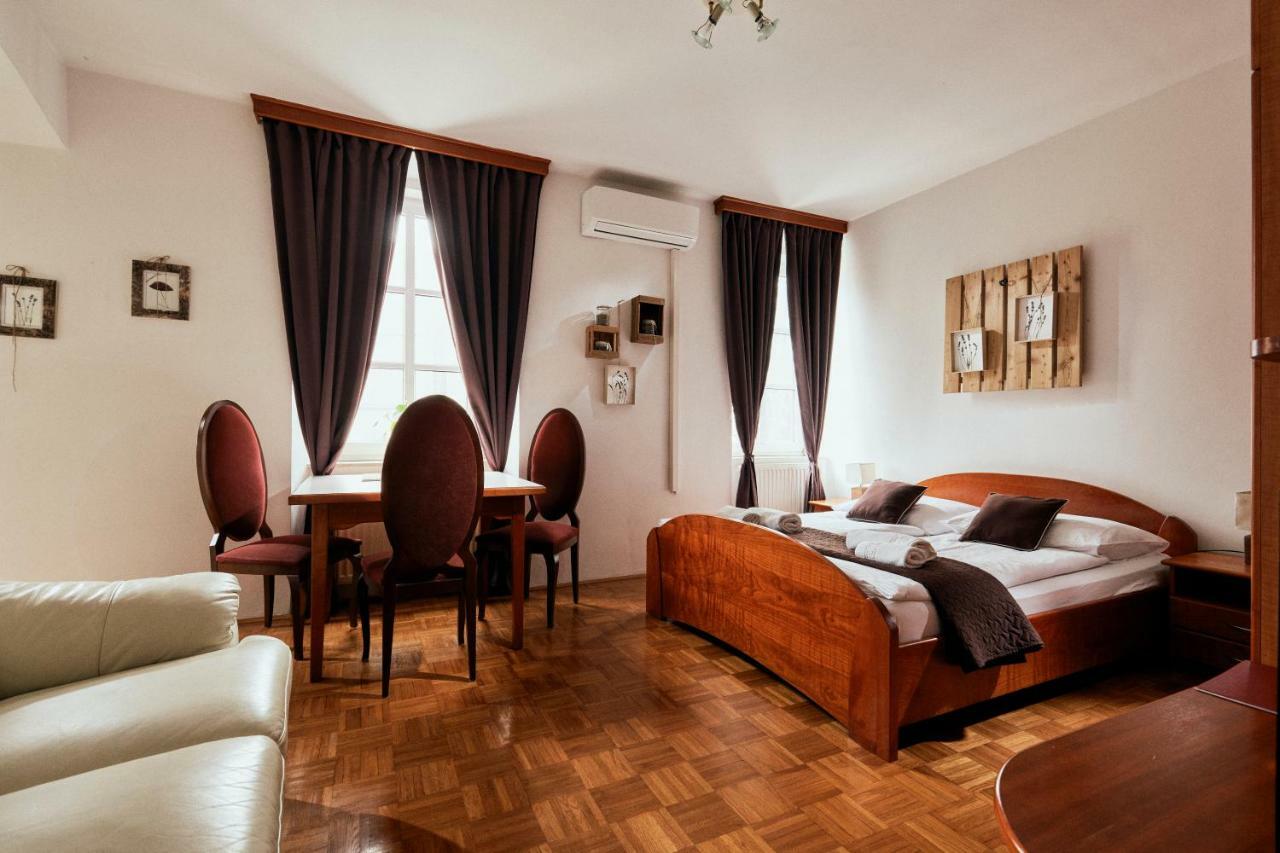 דולנז'סקה טופליסה Rooms & Restaurant Ostarija מראה חיצוני תמונה