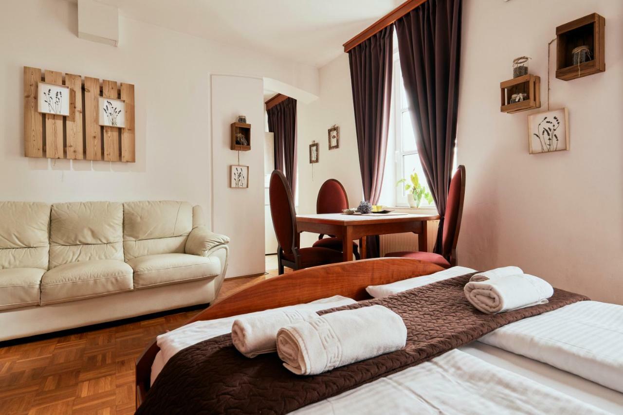 דולנז'סקה טופליסה Rooms & Restaurant Ostarija מראה חיצוני תמונה